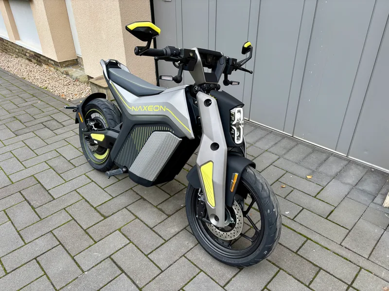 Naxeon I AM. Lite Accona Gray schräg vorne