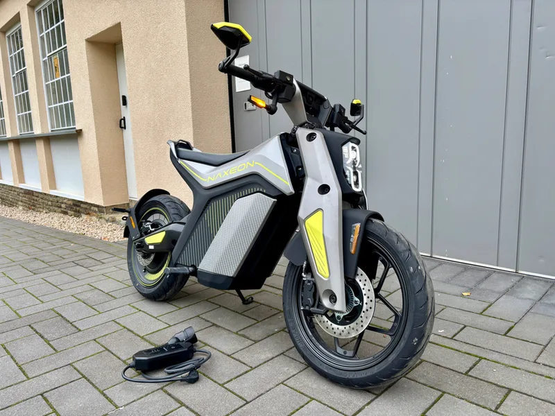 Naxeon I AM. Pro Accona Gray schräg vorne