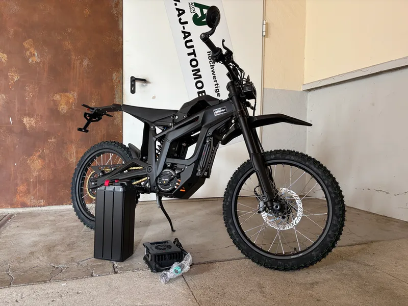Talaria Sting MX5 Pro Schräg von vorne Akku ausgebaut