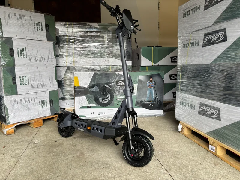 Trittbrett Hilde Offroad E-Scooter Gesamtansicht mit Kartons im Lager
