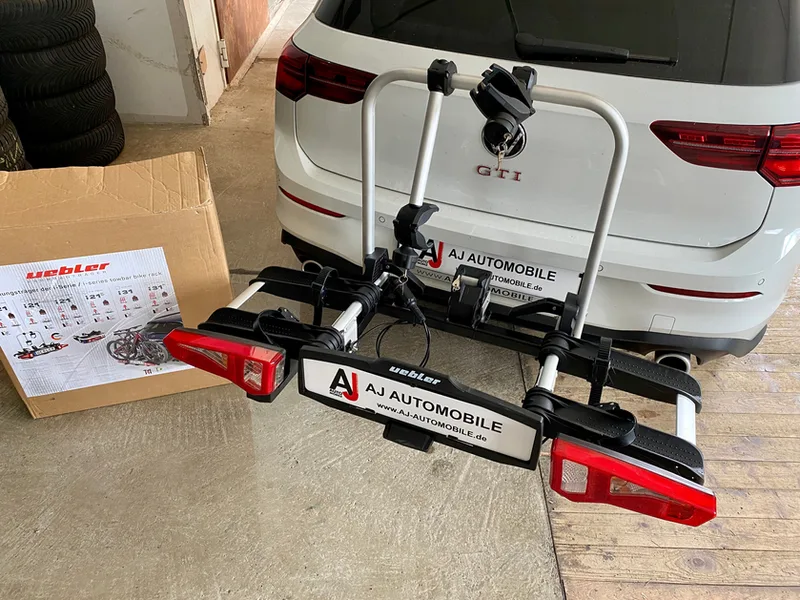 Uebler i21 S Fahrradträger montiert am Auto