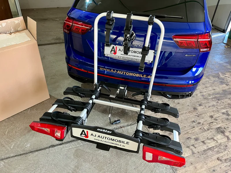 Uebler i31 Z Fahrradträger montiert am Auto