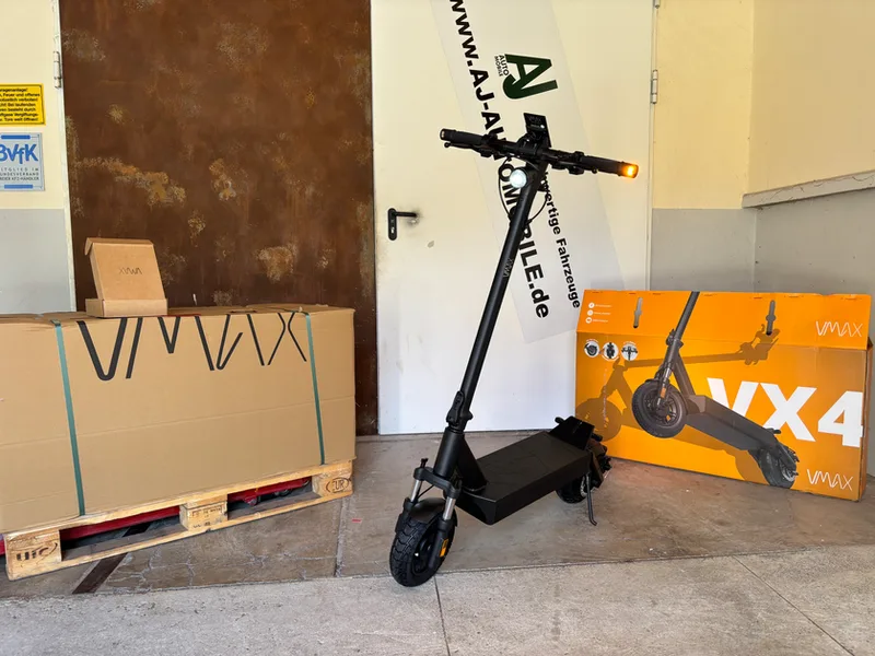 VMAX New VX4 E-Scooter Gesamtansicht vor Karton