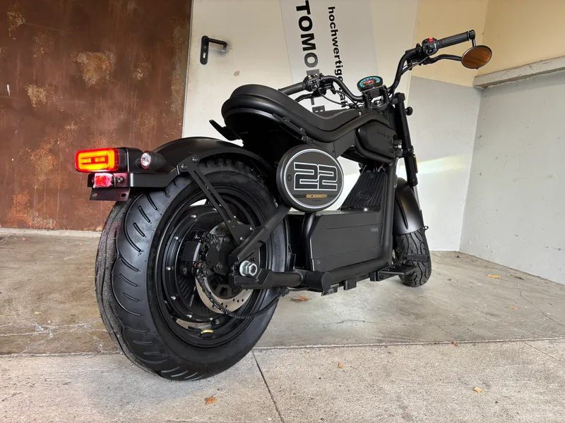 Coopop Bobber E-Moped Gesamtansicht im Laden