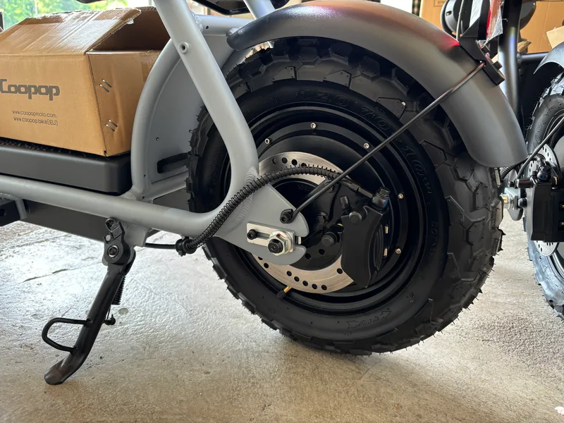 Coopop Rugged GS E-Moped Display Nahaufnahme