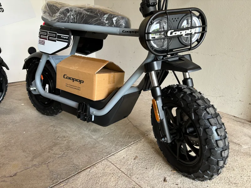 Coopop Rugged GS E-Moped Gesamtansicht im Laden