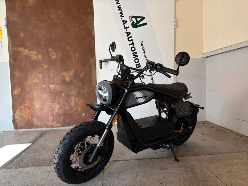 Coopop Scrambler E-Moped schräg von vorne