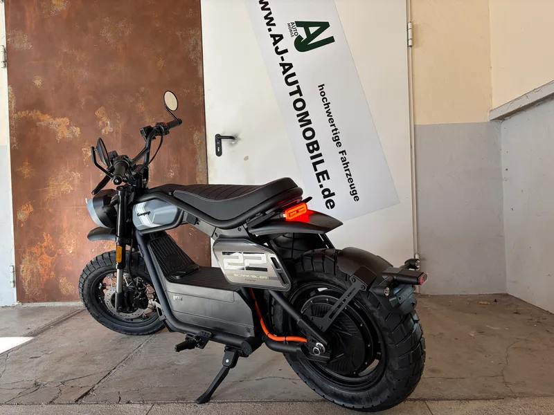 Coopop Scrambler E-Moped schräg von hinten