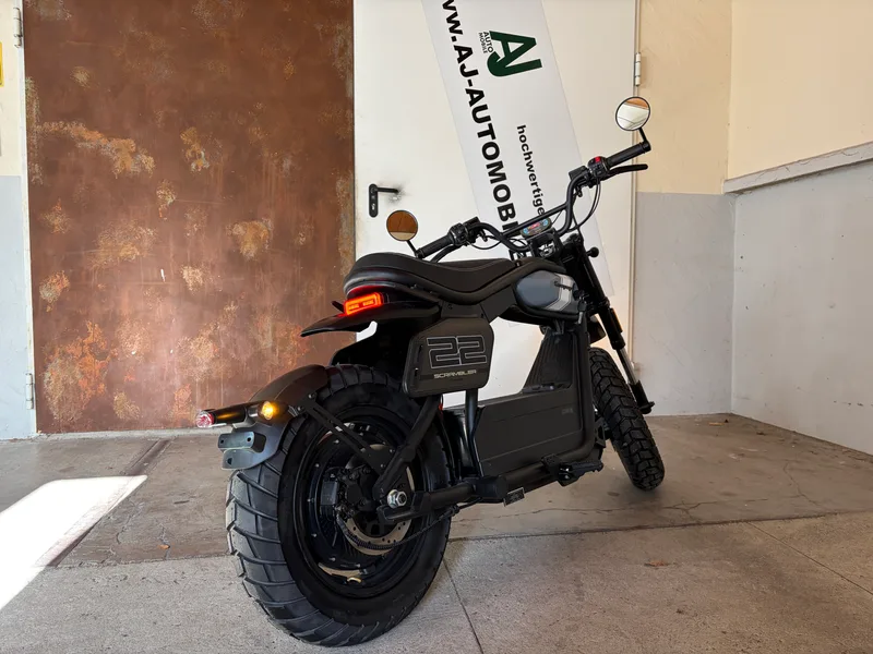 Coopop Scrambler E-Moped Hinterrad und Auspuff