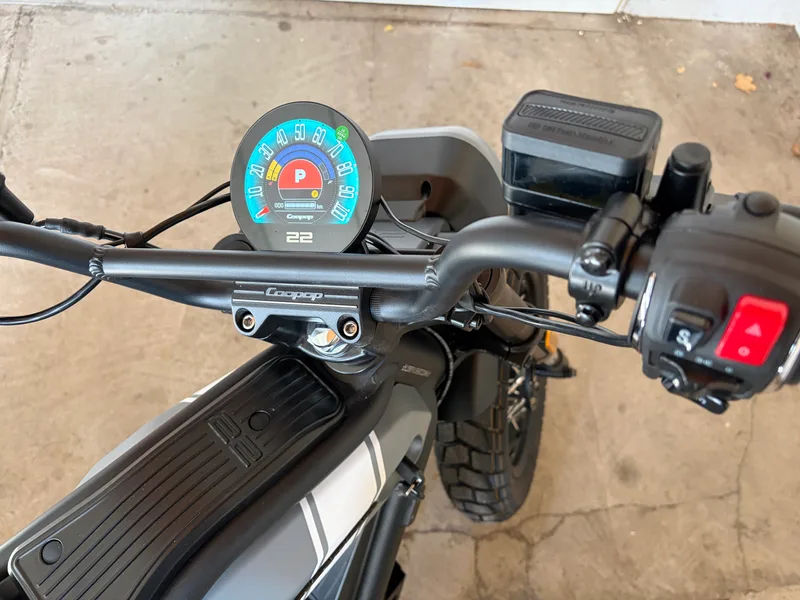 Coopop Scrambler E-Moped Display Nahaufnahme