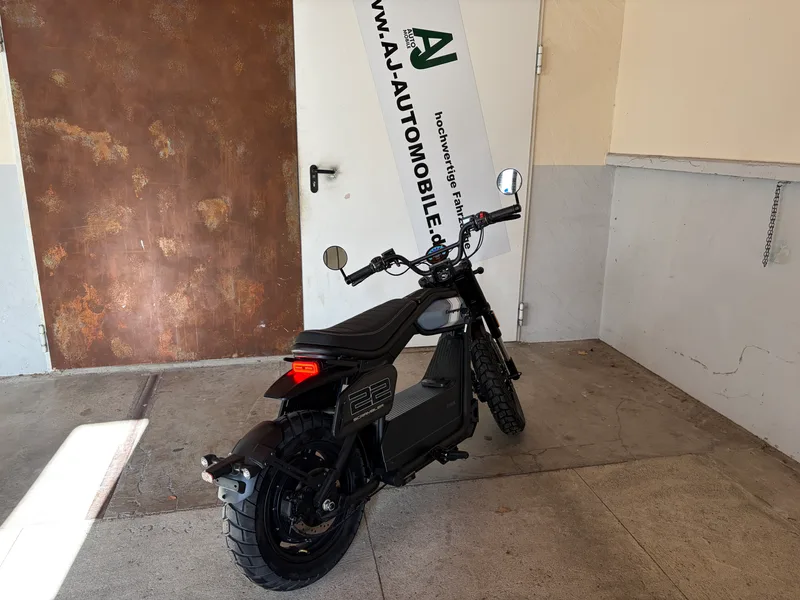Coopop Scrambler E-Moped Gesamtansicht im Laden