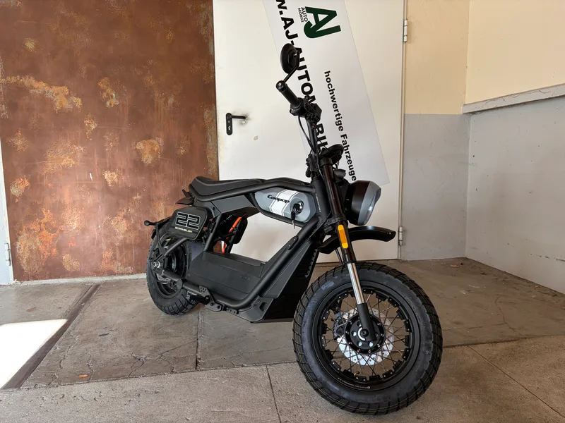 Coopop Scrambler E-Moped Gesamtansicht draußen