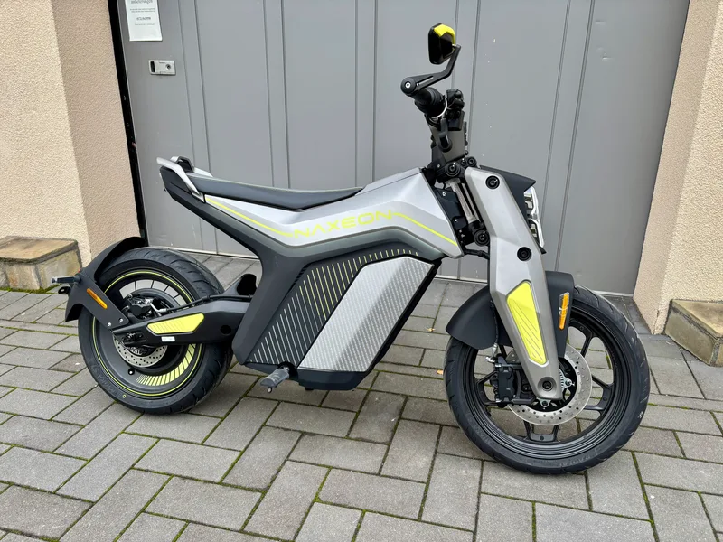Naxeon I AM. Lite Accona Gray Seitenansicht