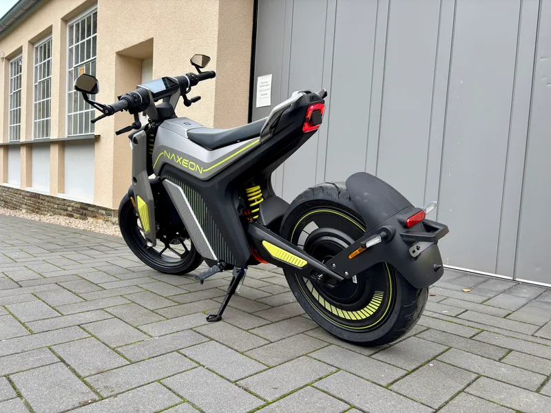 Naxeon I AM. Pro Accona Gray schräg hinten