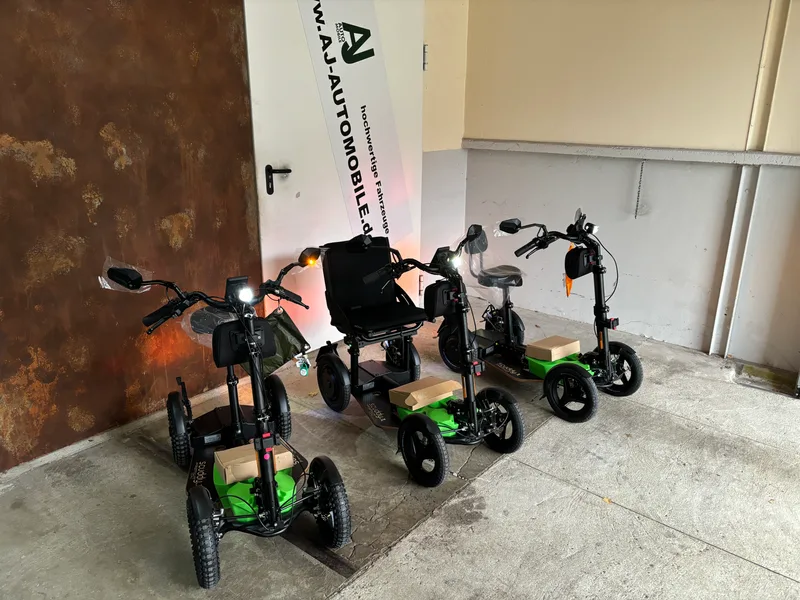 Scuddy Premium Quad Krankenfahrstuhl schräg von vorne
