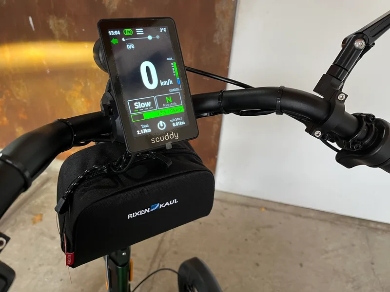 Scuddy Premium Quad Krankenfahrstuhl Lenker Detailansicht
