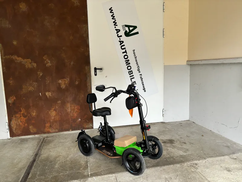 Scuddy Premium Quad Krankenfahrstuhl schräg von hinten