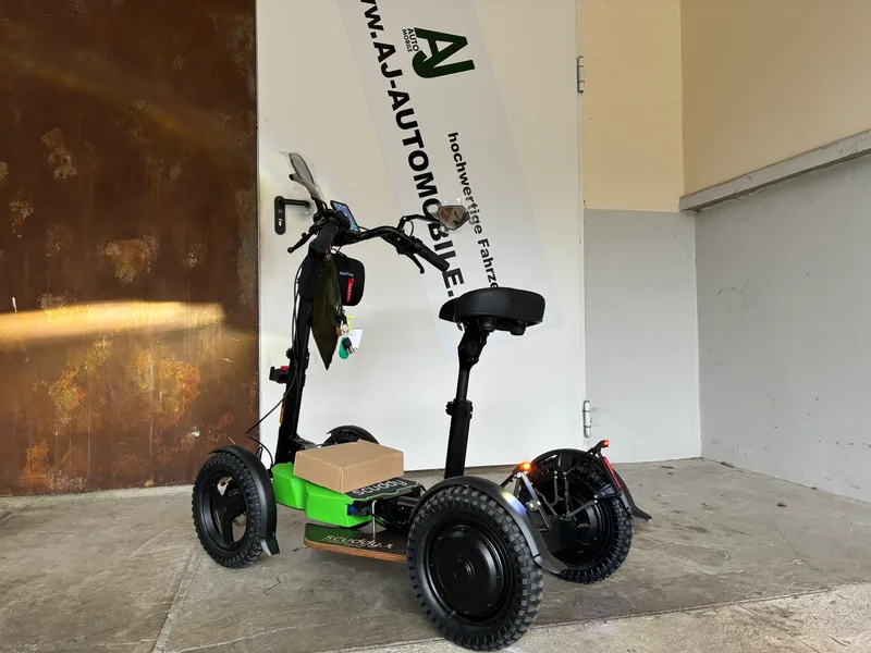 Scuddy Premium Quad Krankenfahrstuhl Dualmotor mit Geländereifen