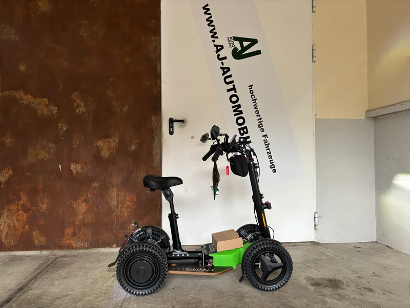 Scuddy Premium Quad Krankenfahrstuhl Seitenansicht