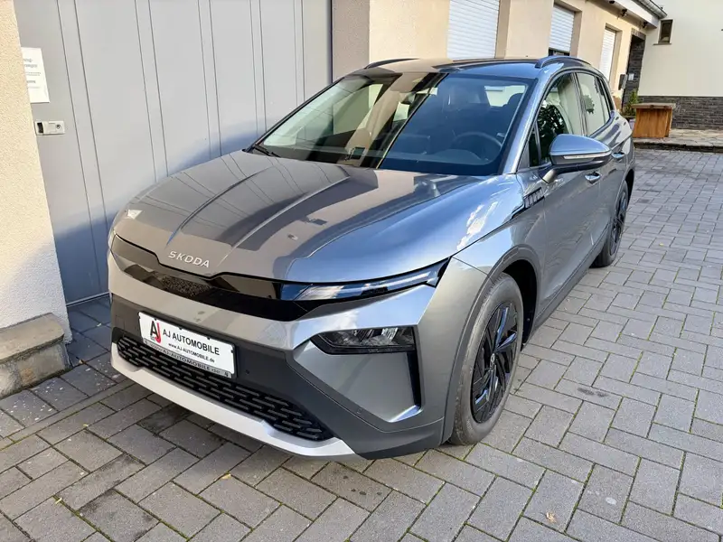Skoda Elroq 50 Tour Loft in Graphite-Grau – Frontansicht