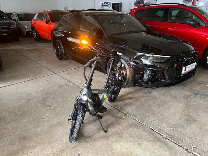 Steereon C30 E-Bike schräg von vorne mit Licht