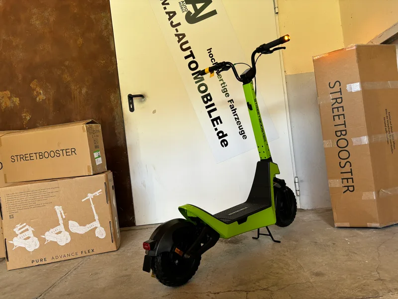 Streetbooster Pollux E-Scooter grün, schräg von vorne