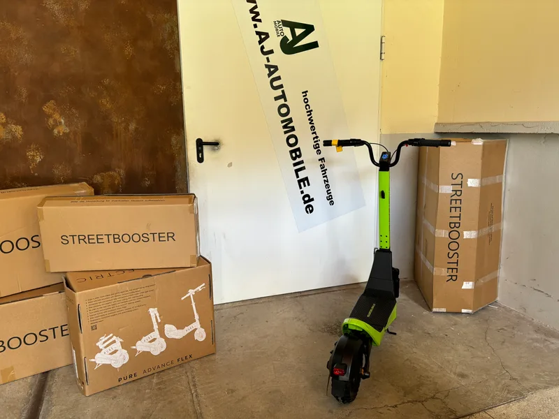Streetbooster Pollux E-Scooter grün, Detailansicht Lenker und Display
