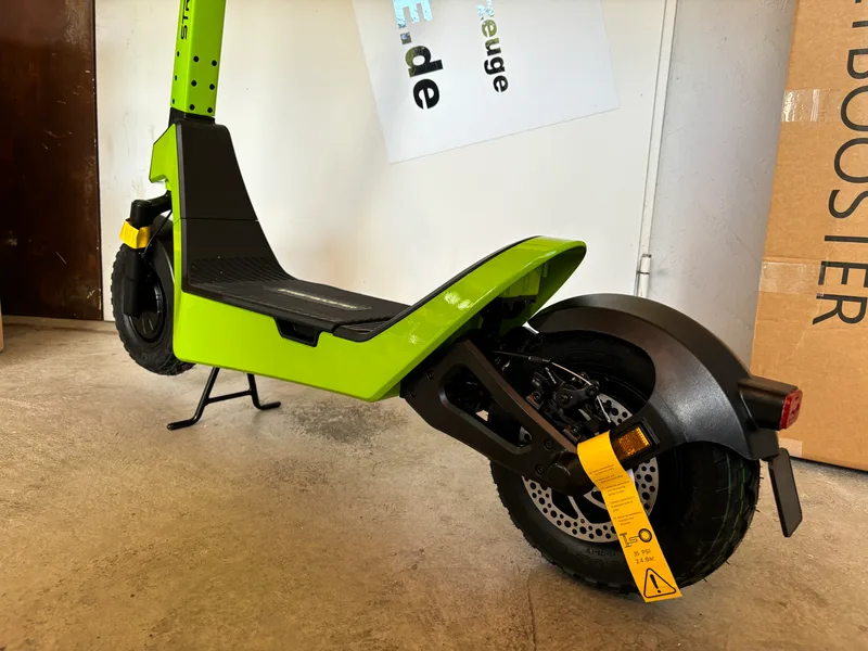 Streetbooster Pollux E-Scooter grün, Seitenansicht komplett