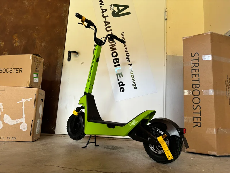 Streetbooster Pollux E-Scooter grün, Seitenansicht nah