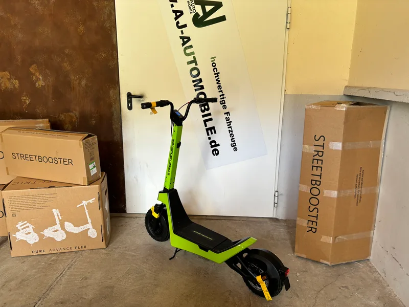 Streetbooster Pollux E-Scooter grün, Detailansicht Trittbrett