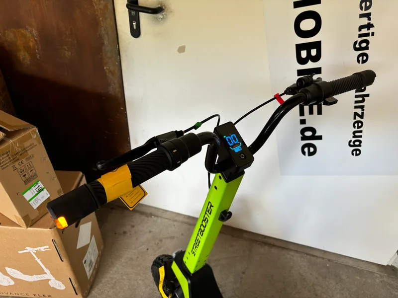 Streetbooster Pollux E-Scooter grün, Detailansicht Hinterrad und Federung