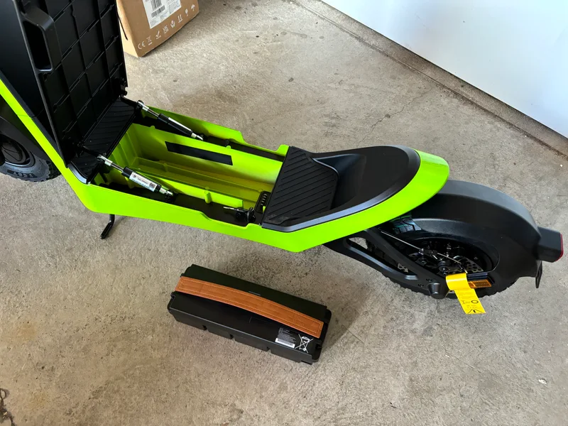 Streetbooster Pollux E-Scooter grün, schräg von hinten