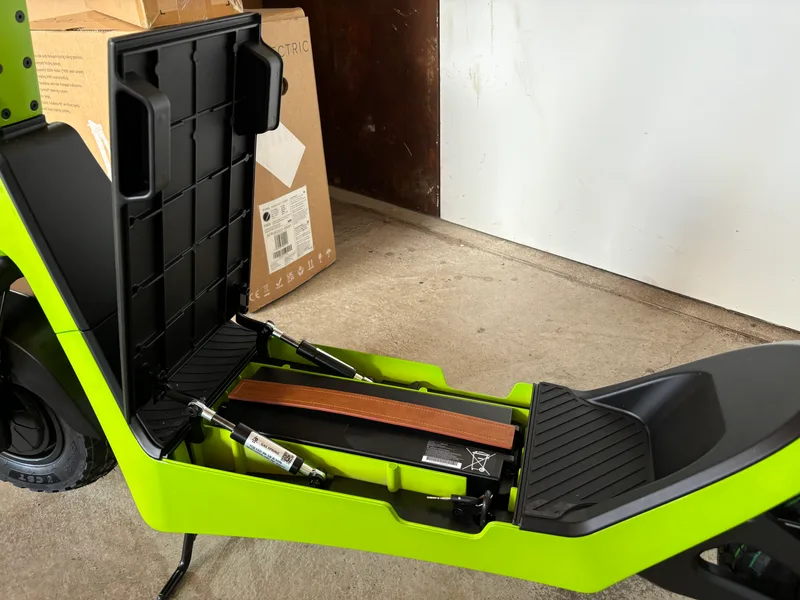 Streetbooster Pollux E-Scooter grün, Gesamtansicht