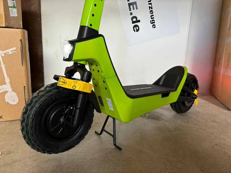 Streetbooster Pollux E-Scooter grün, Detailansicht Kabelführung