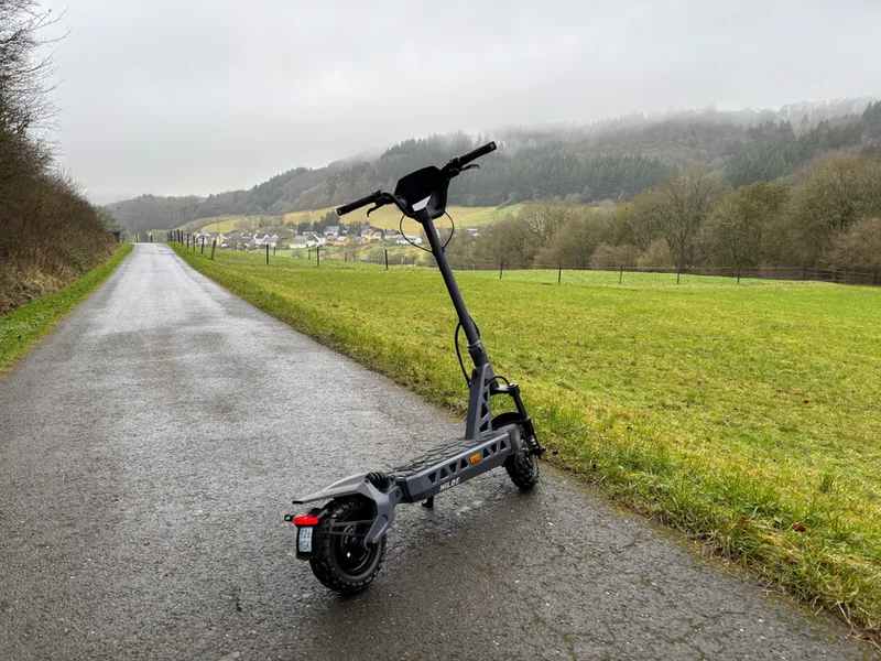 Trittbrett Hilde 2.0 The Beast im Feld unterwegs