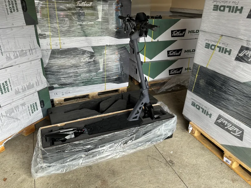 Trittbrett Hilde Offroad E-Scooter Gesamtansicht Lager