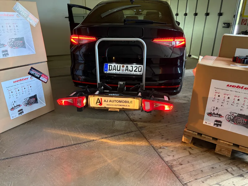 Uebler i21 Z60 Fahrradträger montiert am Auto