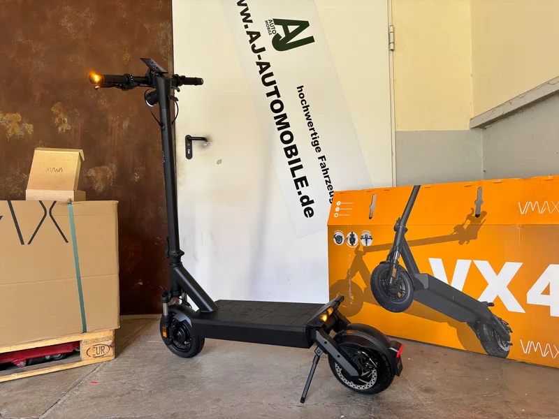 VMAX New VX4 E-Scooter schräg von hinten