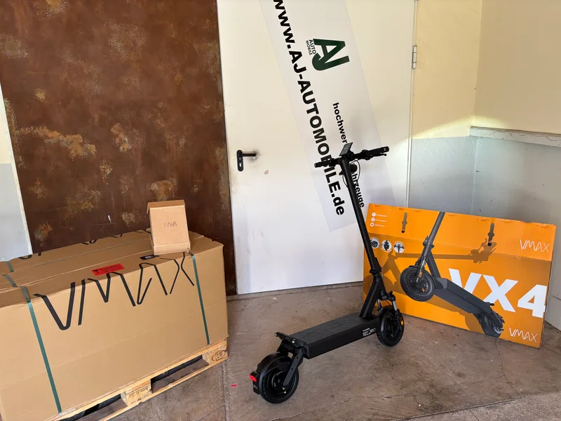 VMAX New VX4 E-Scooter im Karton, seitlich