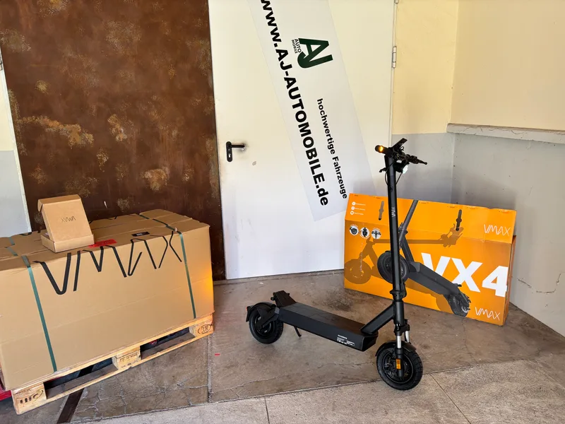 VMAX New VX4 E-Scooter schräg von vorne mit Karton